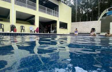 Imagem: A casa possui 3 Dormitórios, 5 Banheiros, 390m² de Área e