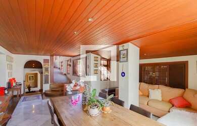 Imagem: A casa possui 4 Dormitórios, 4 Banheiros, 5 Vagas na garagem