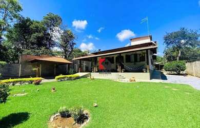 Imagem: A casa possui 4 Dormitórios, 2 Banheiros, 3 Vagas na garagem