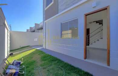 Imagem: A casa possui 2 Dormitórios, 2 Banheiros, 2 Vagas na garagem