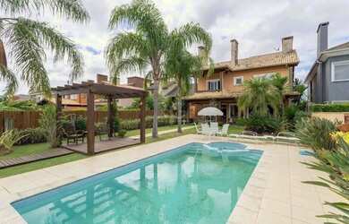 Imagem: A casa em condomínio à venda possui 4 Dormitórios, 5 Banheiros