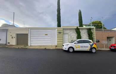 Imagem: A casa possui 3 Dormitórios, 1 Banheiro, 2 Vagas na garagem