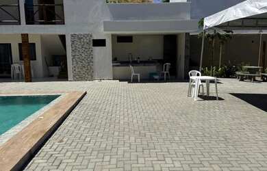 Imagem: A casa possui 5 Dormitórios e Acomodam 15 pessoas e está localizado