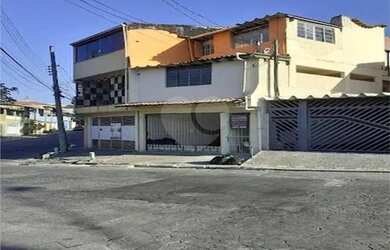 Imagem: A casa possui 5 Dormitórios, 4 Banheiros, 2 Vagas na garagem