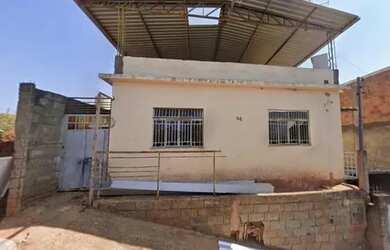 Imagem: A casa possui 3 Dormitórios, 2 Banheiros, 1 Vaga na garagem