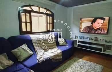 Imagem: A casa possui 4 Dormitórios, 4 Banheiros, 4 Vagas na garagem