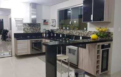 Imagem: A casa possui 3 Dormitórios, 3 Banheiros, 3 Vagas na garagem