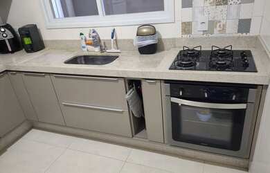 Imagem: A casa possui 3 Dormitórios, 2 Banheiros, 4 Vagas na garagem