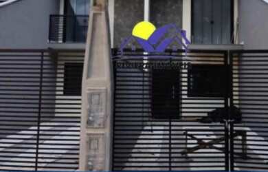 Imagem: A casa possui 2 Dormitórios, 2 Banheiros, 2 Vagas na garagem