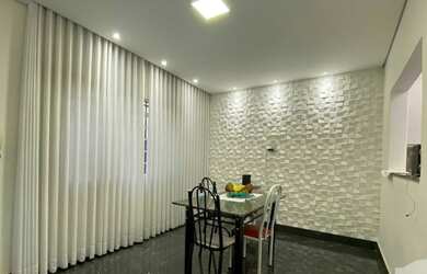 Imagem: A casa possui 3 Dormitórios, 2 Banheiros, 1 Vaga na garagem