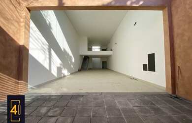 Imagem: O depósito possui 2 Vagas na garagem e 220m² de Área e está