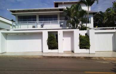 Imagem: A casa possui 5 Dormitórios, 5 Banheiros, 5 Vagas na garagem