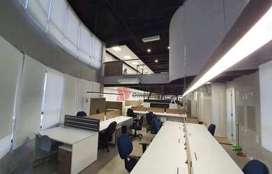 Imagem: O depósito possui 5 Vagas na garagem, 800m² de Área e está