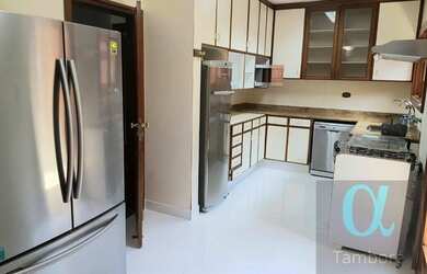 Imagem: A casa possui 4 Dormitórios, 5 Banheiros, 4 Vagas na garagem