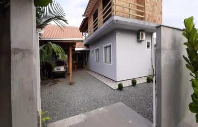 Imagem: A casa possui 4 Dormitórios, 5 Banheiros, 4 Vagas na garagem