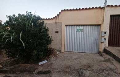 Imagem: A casa possui 2 Dormitórios, 1 Banheiro, 1 Vaga na garagem