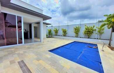 Imagem: A casa possui 3 Dormitórios, 4 Banheiros, 5 Vagas na garagem