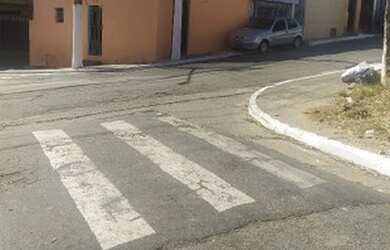 Imagem: A casa possui 1 Dormitório, 1 Banheiro, 1 Vaga na garagem