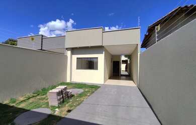 Imagem: A casa possui 2 Dormitórios, 2 Banheiros, 2 Vagas na garagem