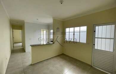 Imagem: A casa possui 2 Dormitórios, 2 Banheiros, 2 Vagas na garagem