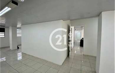 Imagem: O depósito possui 3 Vagas na garagem, 250m² de Área e está