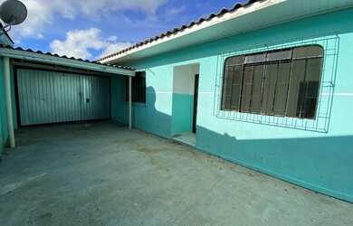 Imagem: A casa possui 2 Dormitórios, 2 Banheiros, 2 Vagas na garagem