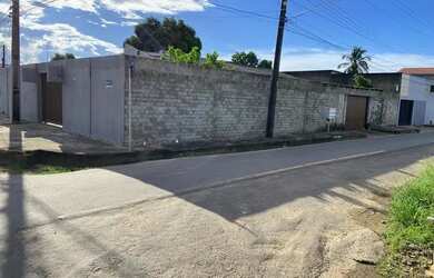 Imagem: A casa possui 2 Dormitórios, 1 Banheiro e 5 Vagas na garagem