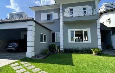 Imagem: A casa em condomínio possui 5 Dormitórios, 5 Banheiros, 3