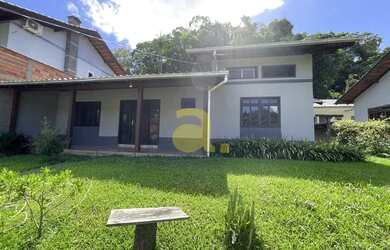 Imagem: A casa possui 3 Dormitórios, 2 Banheiros, 2 Vagas na garagem