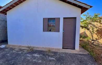 Imagem: A casa possui 2 Dormitórios, 1 Banheiro, 2 Vagas na garagem