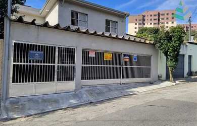 Imagem: A casa possui 4 Dormitórios, 5 Banheiros, 4 Vagas na garagem