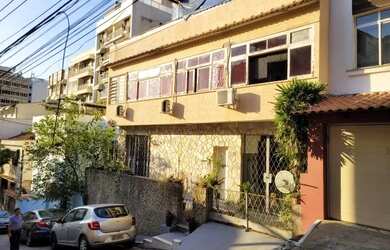 Imagem: A casa em condomínio possui 4 Dormitórios, 4 Banheiros, 2