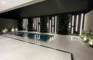 Imagem: A casa em condomínio possui 5 Dormitórios, 5 Banheiros, 450m²