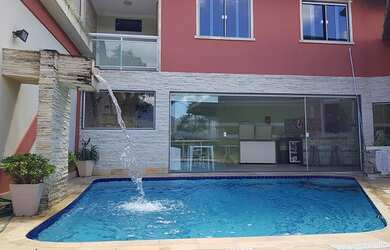 Imagem: A casa possui 4 Dormitórios, 4 Banheiros, 4 Vagas na garagem