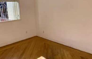 Imagem: A casa possui 2 Dormitórios, 2 Banheiros, 2 Vagas na garagem