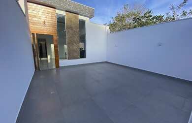 Imagem: A casa possui 4 Dormitórios, 3 Banheiros, 2 Vagas na garagem