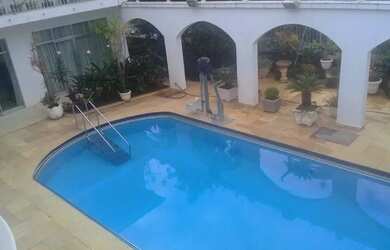 Imagem: A casa possui 5 Dormitórios, 5 Banheiros, 4 Vagas na garagem