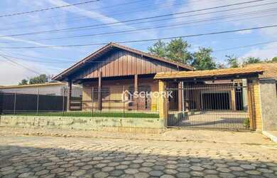 Imagem: A casa possui 3 Dormitórios, 2 Banheiros, 5 Vagas na garagem