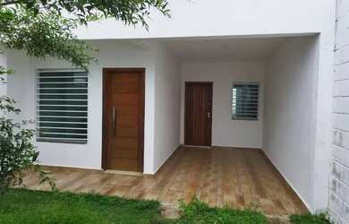 Imagem: A casa possui 3 Dormitórios, 2 Banheiros, 2 Vagas na garagem