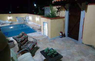 Imagem: A casa possui 4 Dormitórios, 1 Banheiro, 2 Vagas na garagem