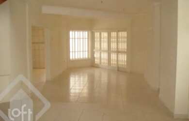 Imagem: A casa possui 4 Dormitórios, 1 Banheiro, 4 Vagas na garagem