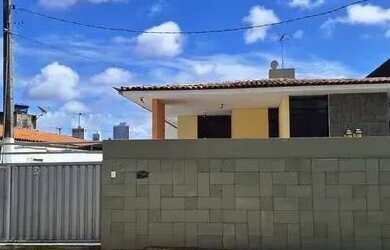 Imagem: A casa possui 4 Dormitórios, 5 Banheiros, 3 Vagas na garagem