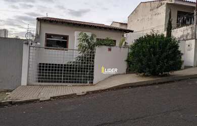 Imagem: A casa possui 3 Dormitórios, 2 Banheiros, 4 Vagas na garagem