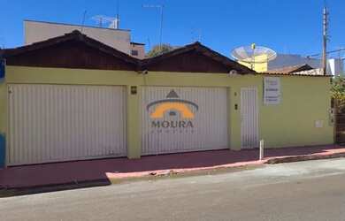 Imagem: A casa possui 4 Dormitórios, 2 Banheiros, 3 Vagas na garagem