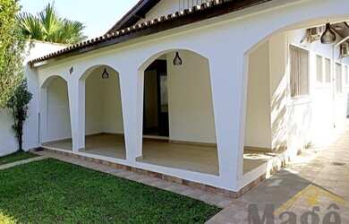 Imagem: A casa possui 2 Dormitórios, 3 Banheiros, 4 Vagas na garagem