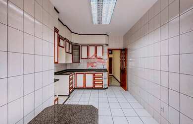 Imagem: A casa possui 3 Dormitórios, 2 Banheiros, 1 Vaga na garagem