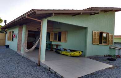 Imagem: A casa possui 2 Dormitórios, 2 Banheiros, 3 Vagas na garagem