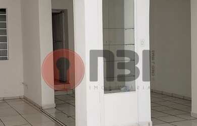 Imagem: O depósito possui 2 Vagas na garagem, 200m² de Área e está