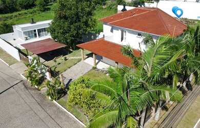 Imagem: A casa possui 3 Dormitórios, 3 Banheiros, 2 Vagas na garagem
