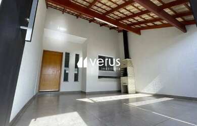 Imagem: A casa possui 2 Dormitórios, 2 Banheiros, 2 Vagas na garagem